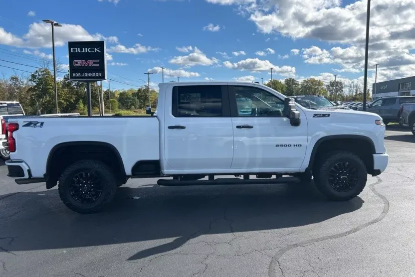 2024 Chevrolet Silverado 2500HD LT photo 1