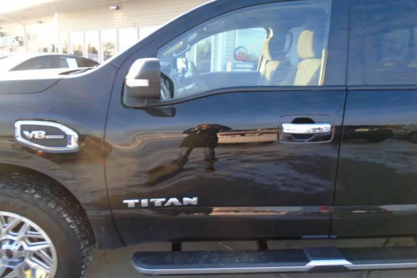 2017 Nissan Titan SV photo 1