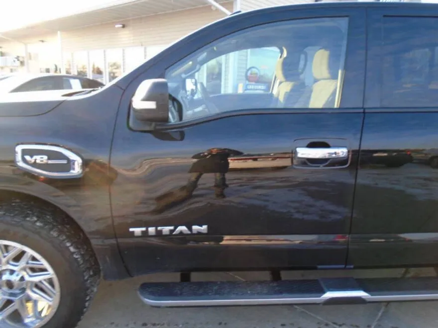 2017 Nissan Titan SV photo 1