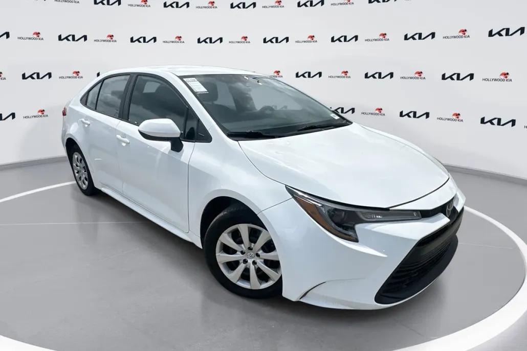 2024 Toyota Corolla LE photo 1
