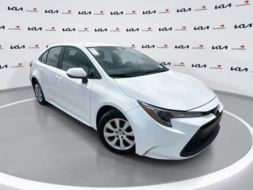 2024 Toyota Corolla LE photo 1