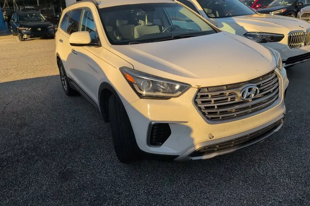 2017 Hyundai Santa Fe SE photo 1