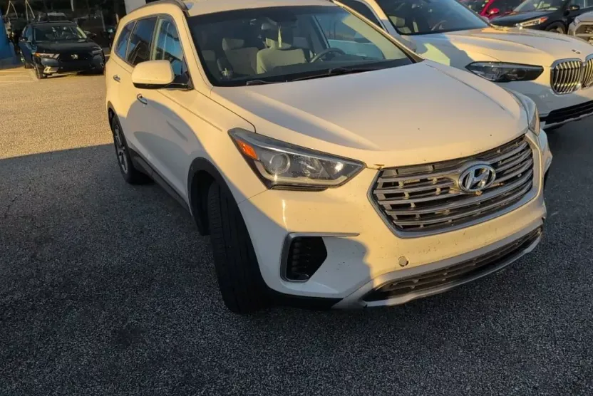 2017 Hyundai Santa Fe SE photo 1