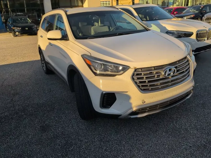 2017 Hyundai Santa Fe SE photo 1