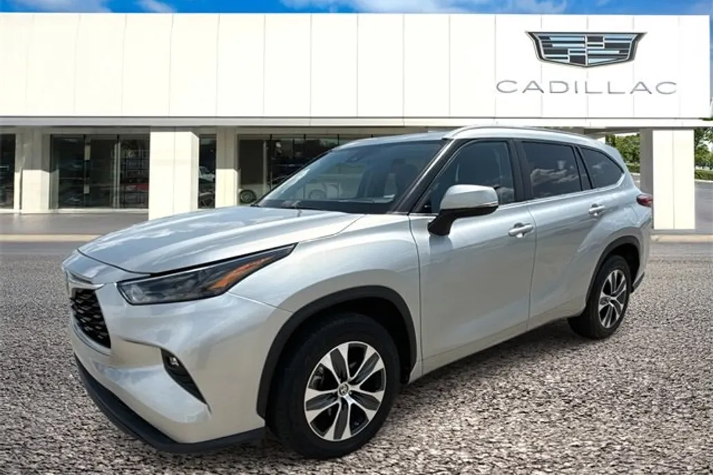 2024 Toyota Highlander LE photo 1