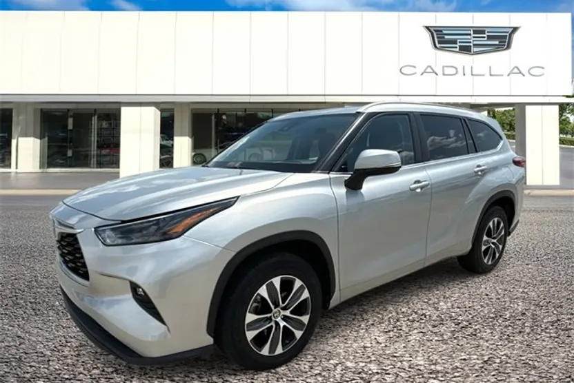 2024 Toyota Highlander LE photo 1