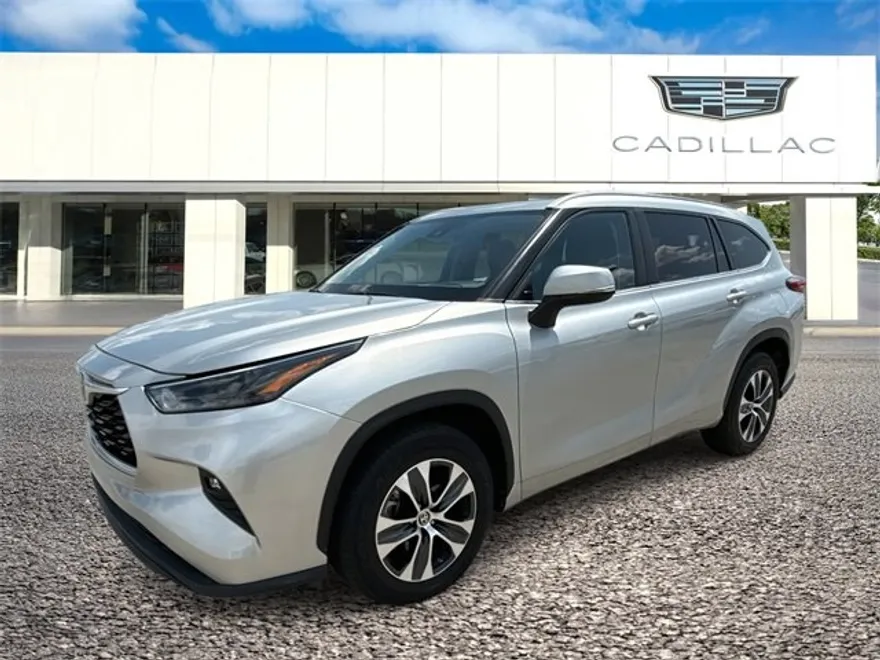 2024 Toyota Highlander LE photo 1