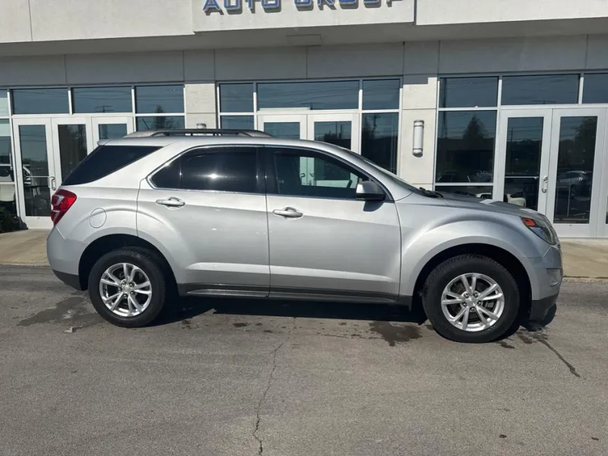 2017 Chevrolet Equinox LT photo 1