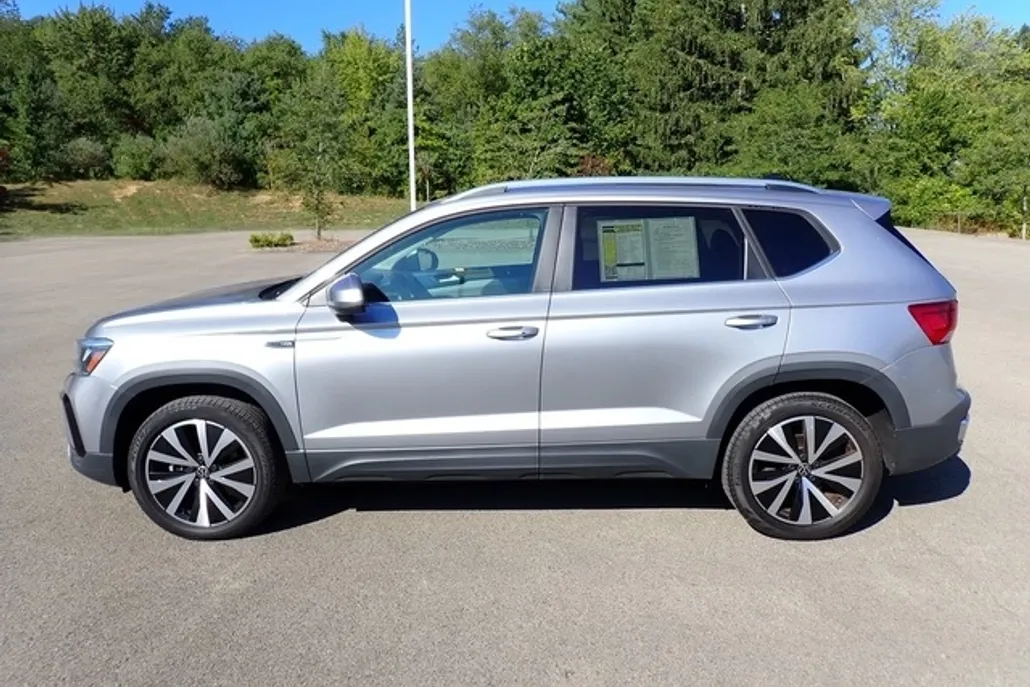 2022 Volkswagen Taos SE photo 1