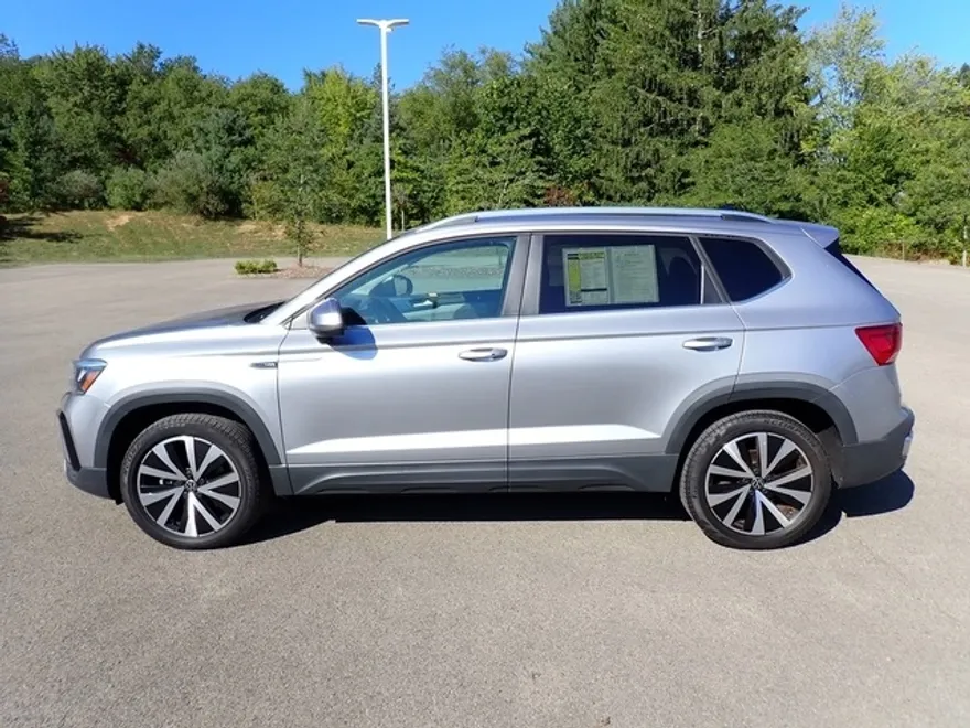 2022 Volkswagen Taos SE photo 1
