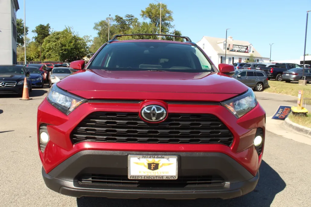 2020 Toyota RAV4 LE photo 1
