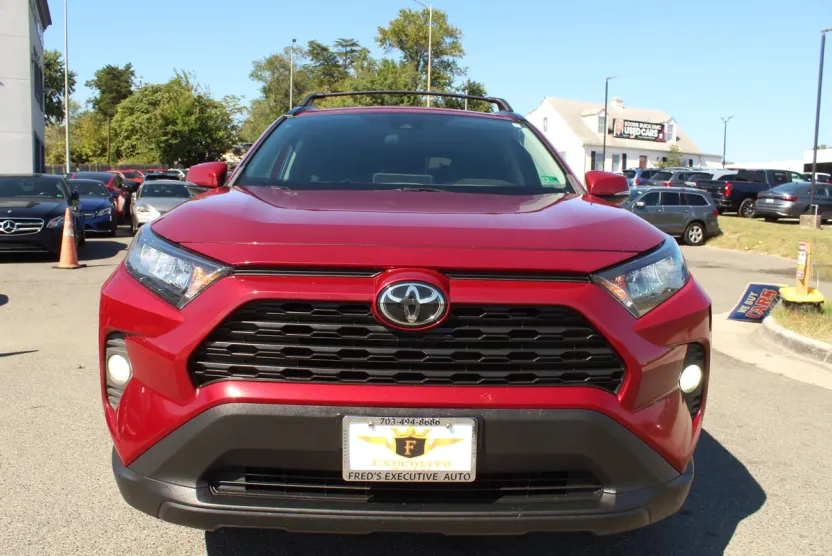 2020 Toyota RAV4 LE photo 1