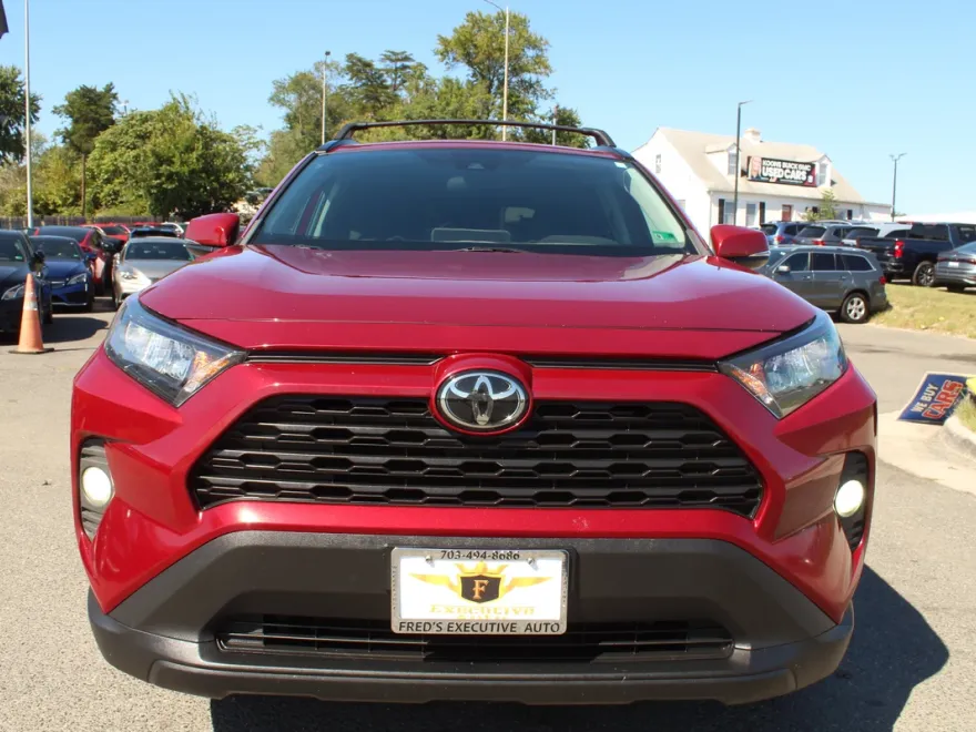 2020 Toyota RAV4 LE photo 1