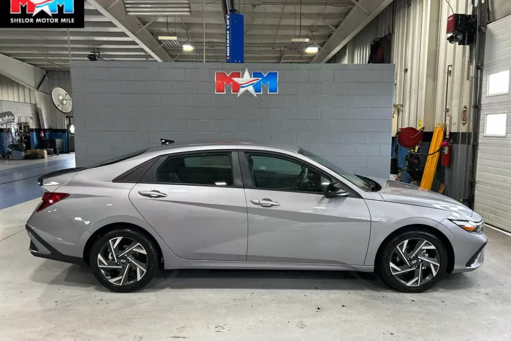 2025 Hyundai Elantra SEL Sport photo 1