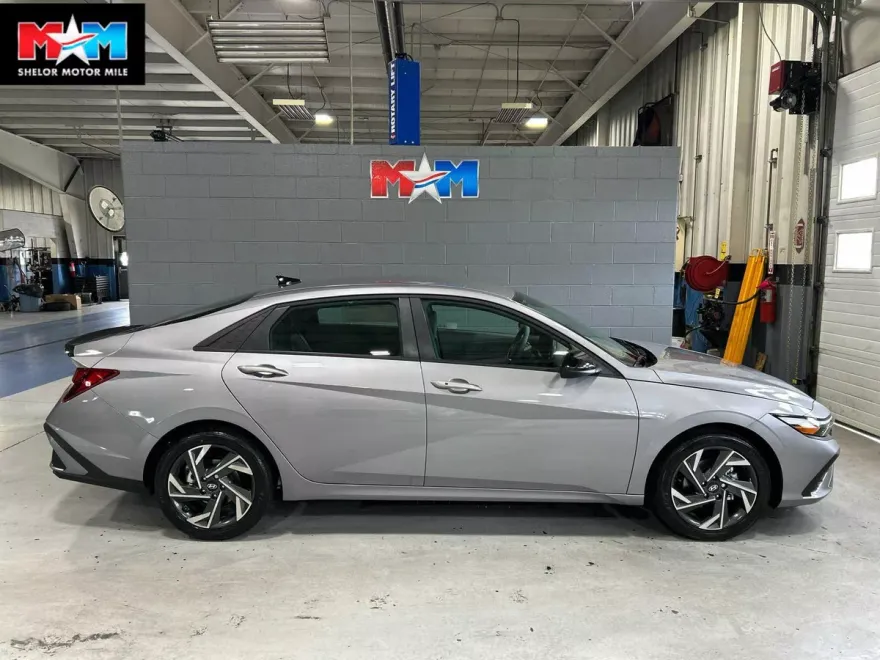 2025 Hyundai Elantra SEL Sport photo 1