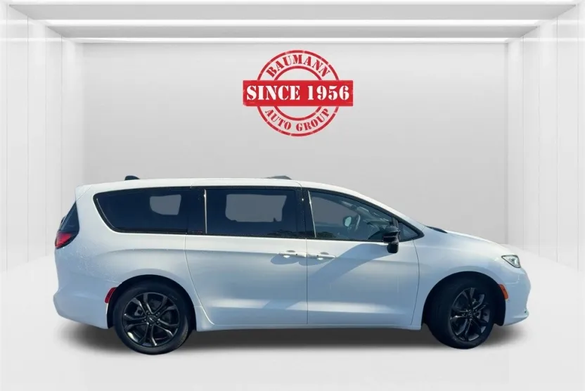 2026 Chrysler Pacifica photo 1