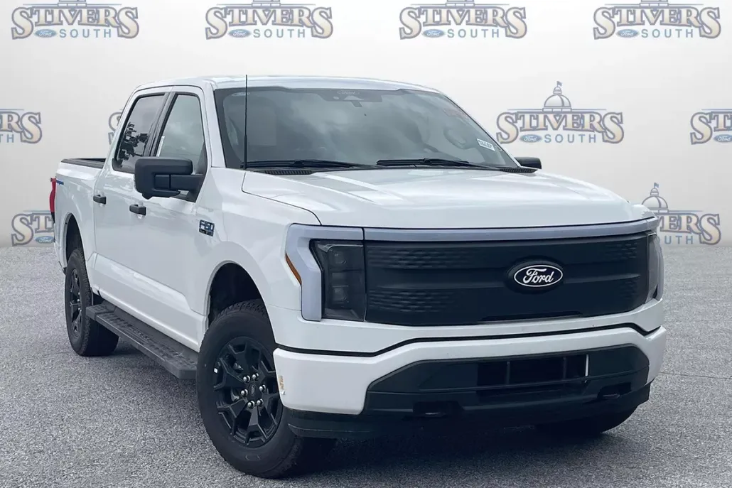 2025 Ford F-150 Lightning XLT photo 1