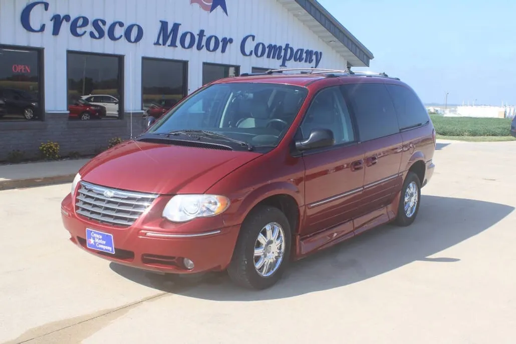 2005 Chrysler Town & Country Limited photo 1