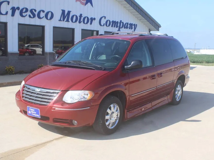 2005 Chrysler Town & Country Limited photo 1