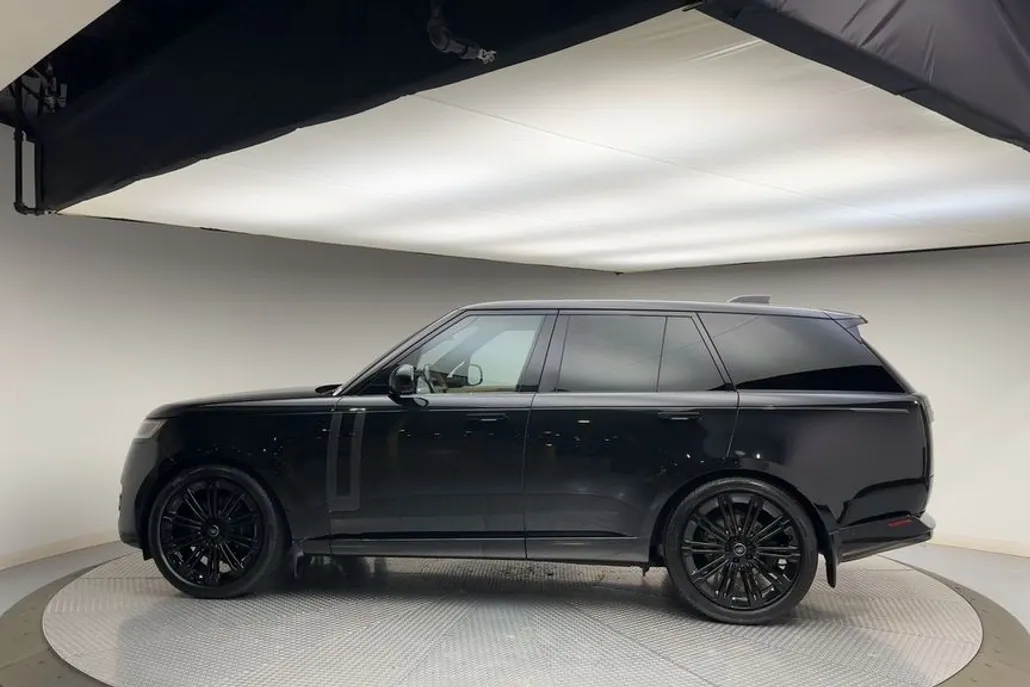 2023 Land Rover Range Rover SE photo 1