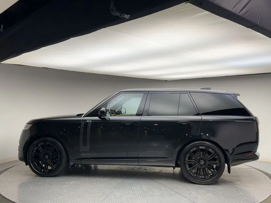 2023 Land Rover Range Rover SE photo 1