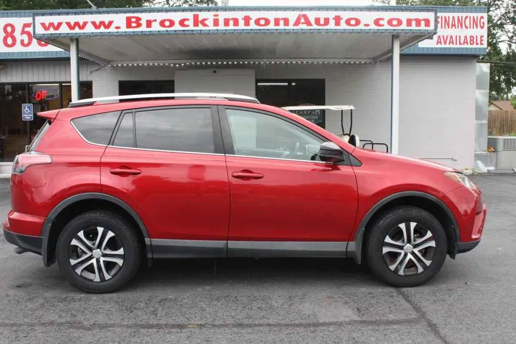 2016 Toyota RAV4 LE photo 1