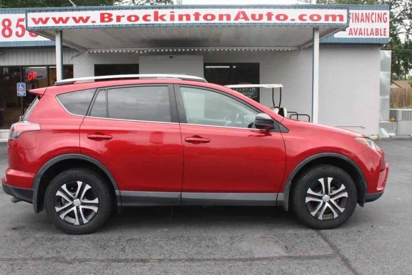 2016 Toyota RAV4 LE photo 1