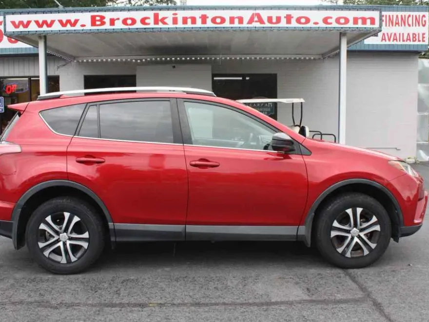 2016 Toyota RAV4 LE photo 1