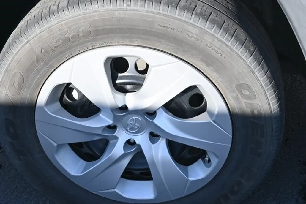 2024 Toyota RAV4 LE photo 1
