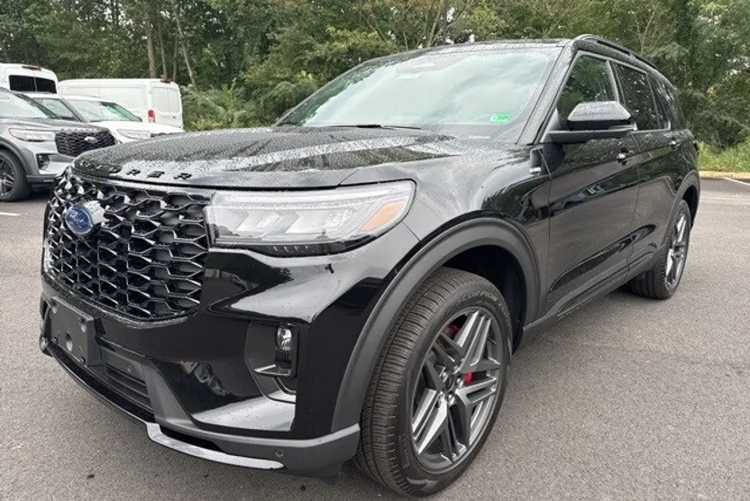 2025 Ford Explorer ST-Line photo 1