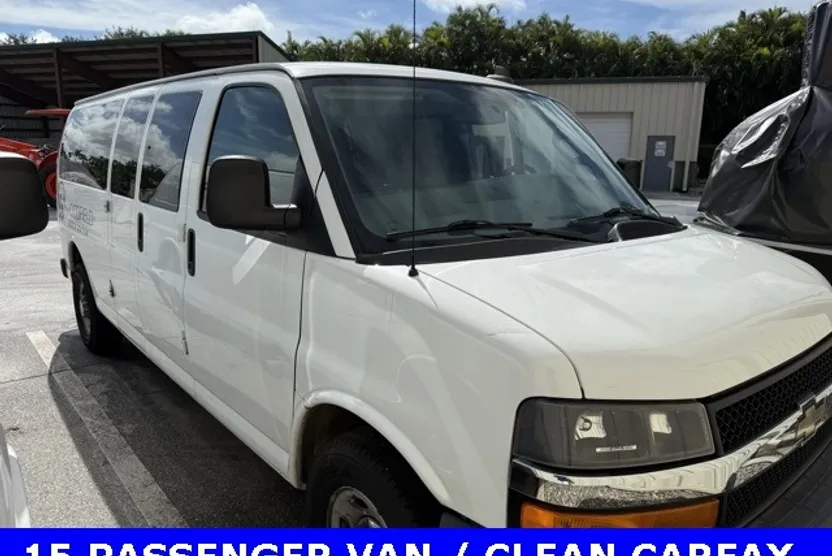 2017 Chevrolet Express 3500 LT photo 1