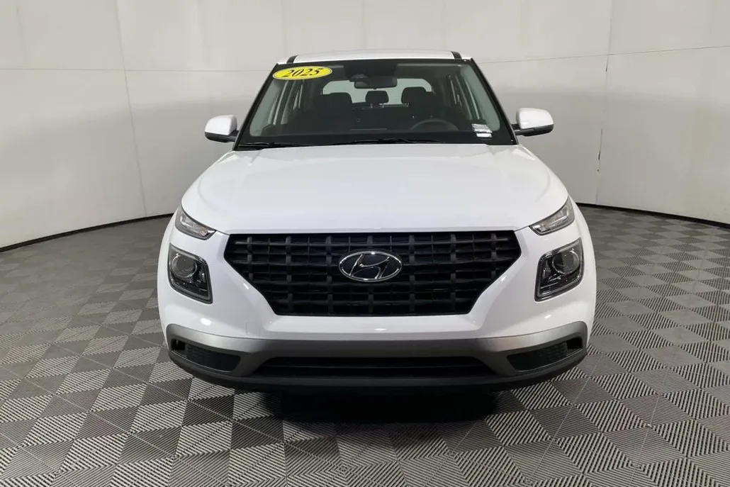 2025 Hyundai Venue SE photo 1