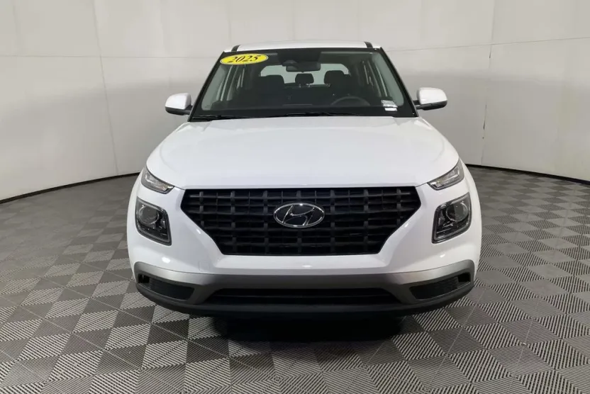 2025 Hyundai Venue SE photo 1