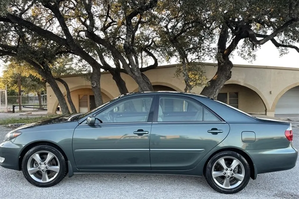 2005 Toyota Camry SE photo 1