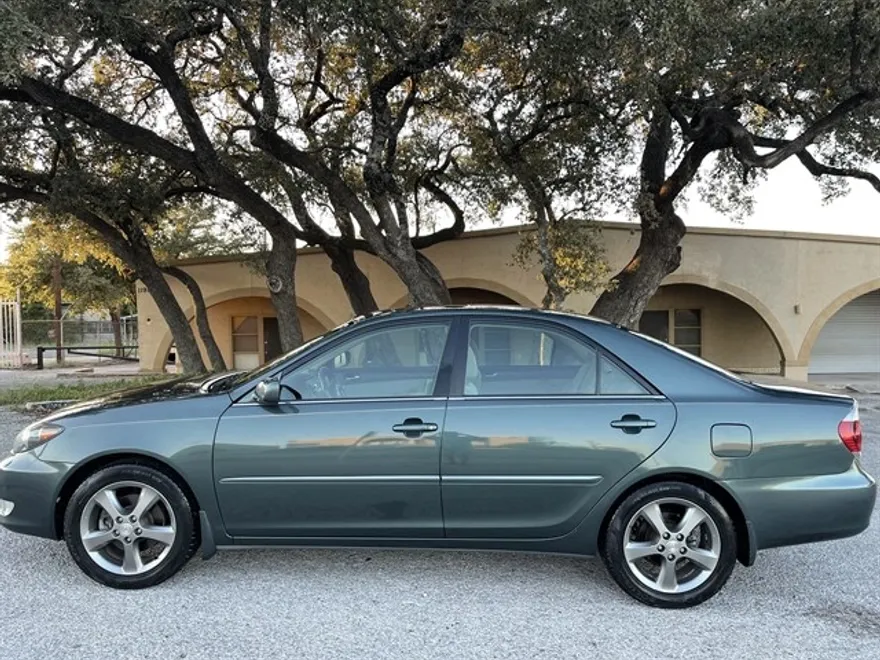 2005 Toyota Camry SE photo 1
