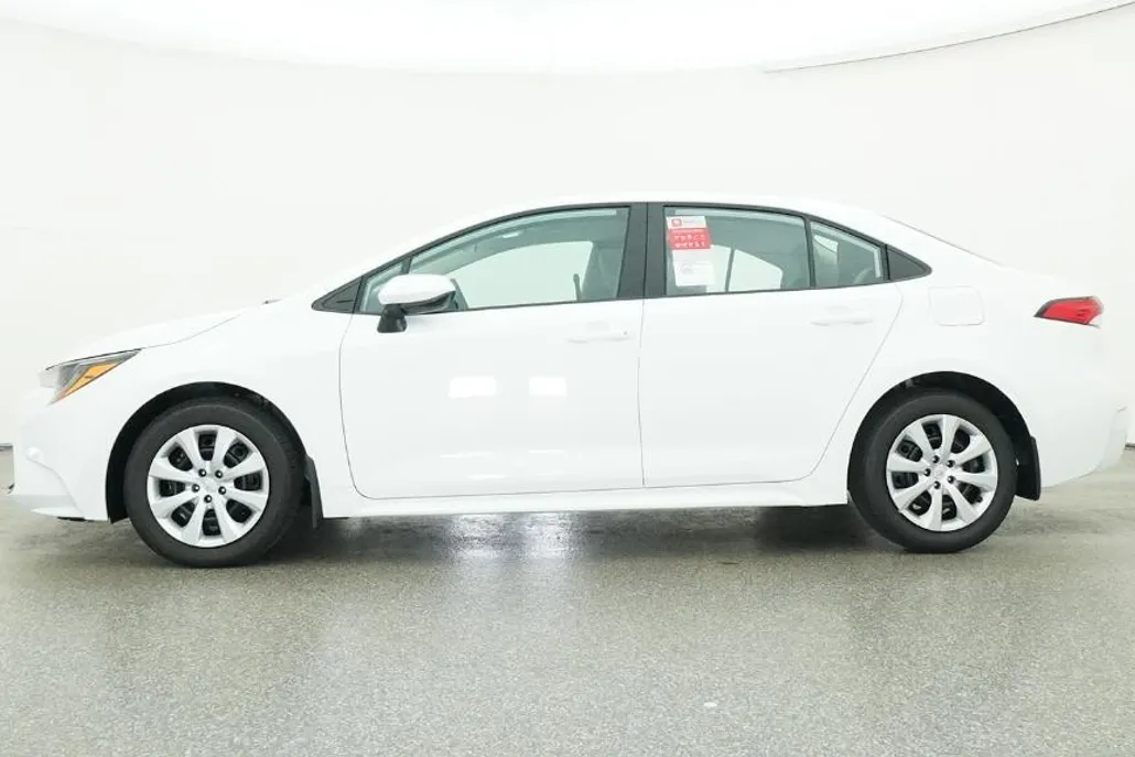 2025 Toyota Corolla LE photo 1