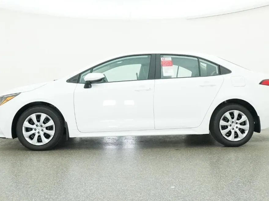 2025 Toyota Corolla LE photo 1