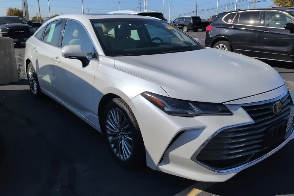 2019 Toyota Avalon Limited photo 1