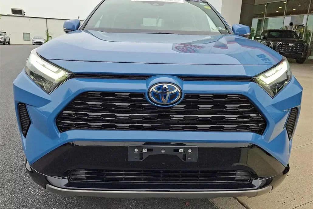 2022 Toyota RAV4 Hybrid SE photo 1