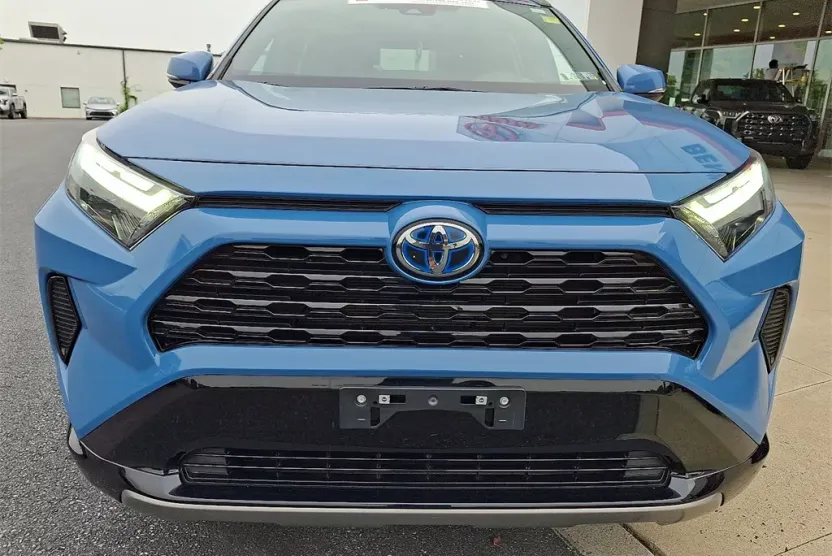 2022 Toyota RAV4 Hybrid SE photo 1