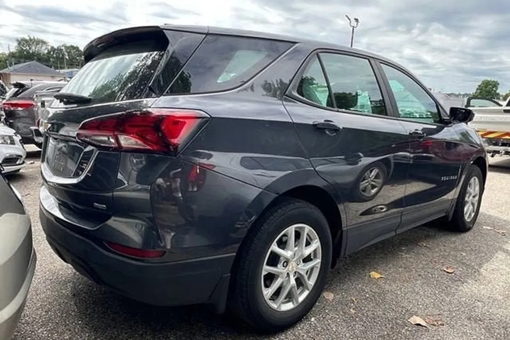 2022 Chevrolet Equinox LS photo 1