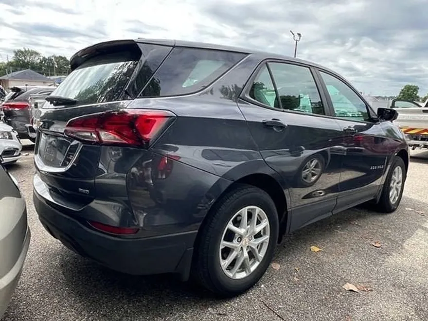 2022 Chevrolet Equinox LS photo 1
