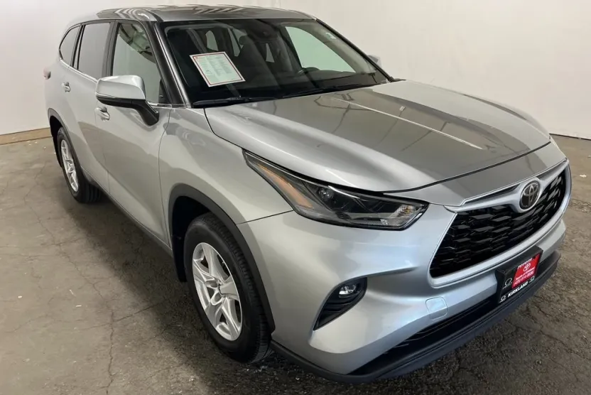 2024 Toyota Highlander LE photo 1