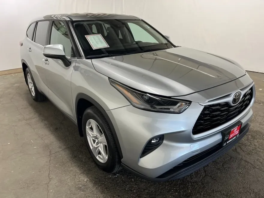 2024 Toyota Highlander LE photo 1