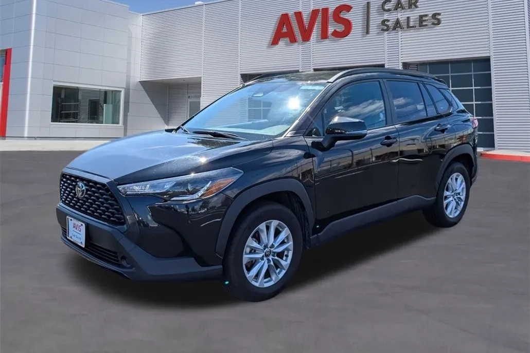 2024 Toyota Corolla Cross LE photo 1
