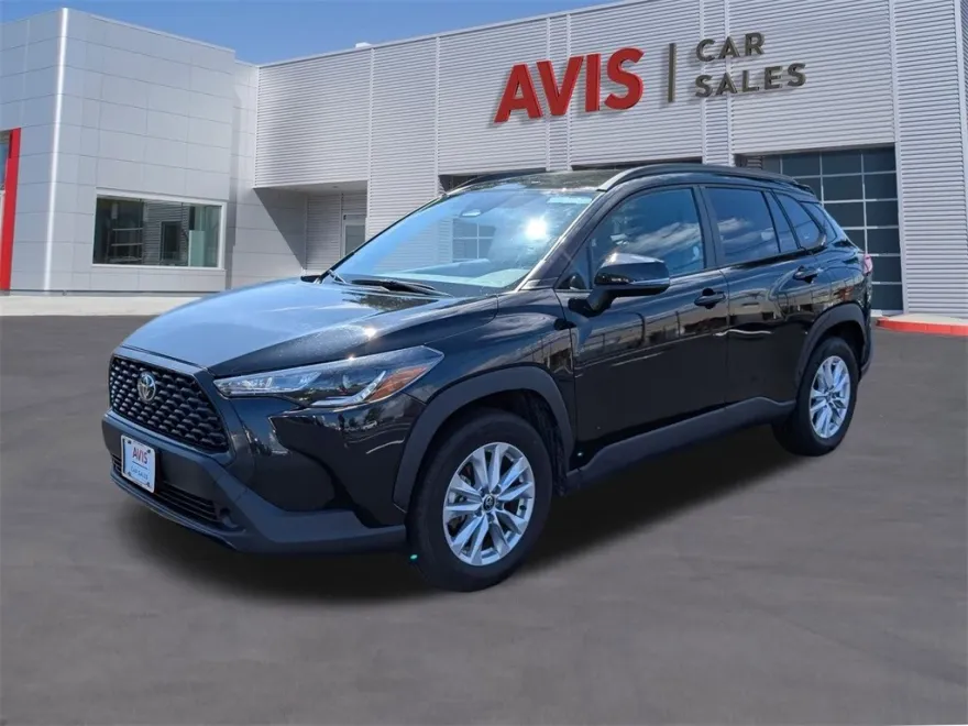2024 Toyota Corolla Cross LE photo 1
