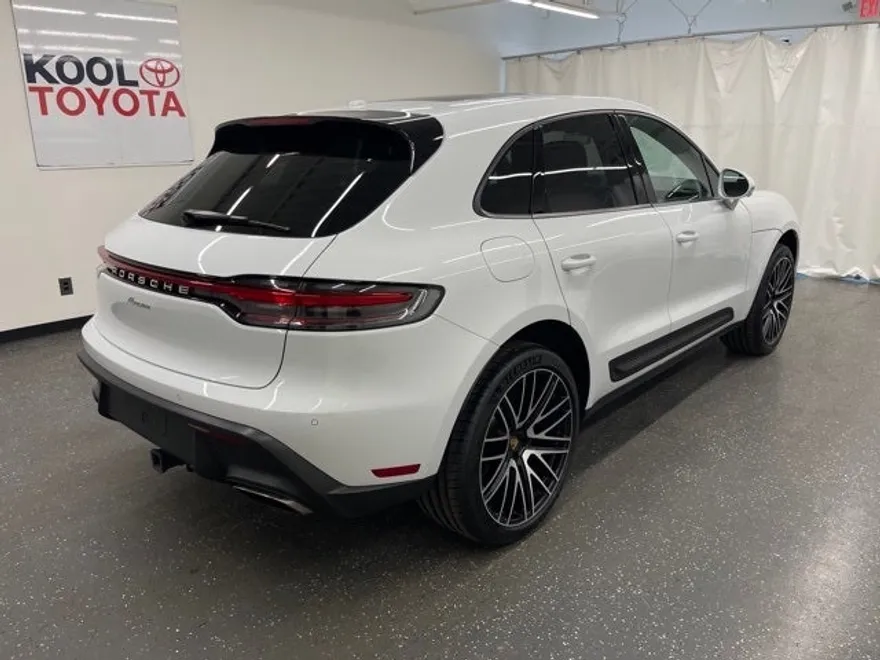 2022 Porsche Macan Base photo 1