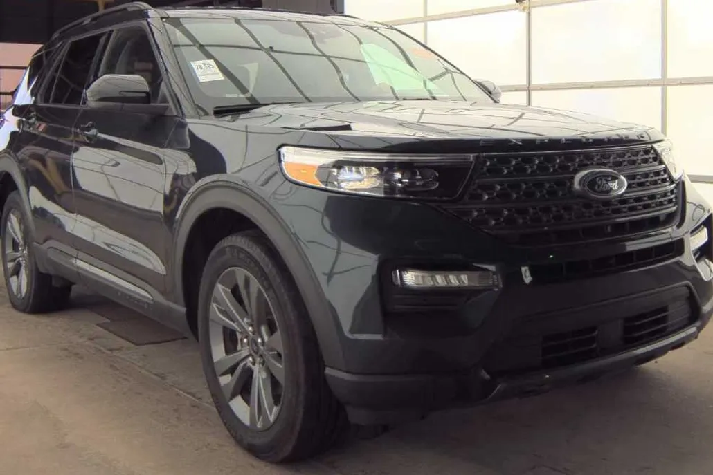 2023 Ford Explorer XLT photo 1