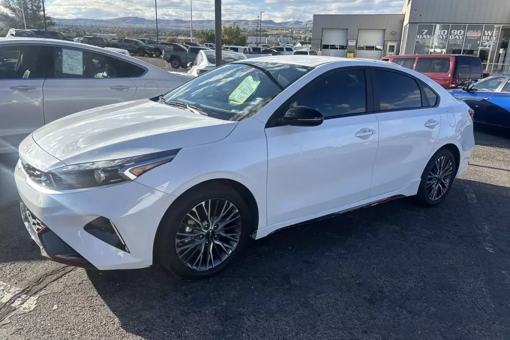 2022 Kia Forte GT-Line photo 1