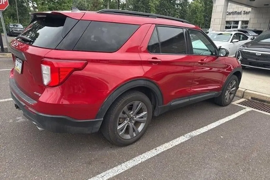 2022 Ford Explorer XLT photo 1